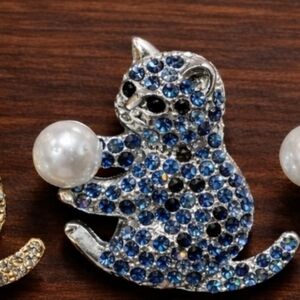 Silver Toned & Blue, Mint Colorful Crystal Cat With Pearl Ball Brooch.